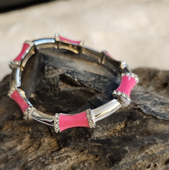 NWOT Lia Sophia Lia Sophia "Spectrum" Berry Pink & rhinestone stretchy bracelet - Picture 4 of 4